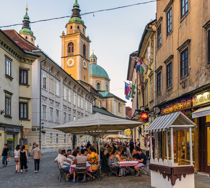 Stolnica in ljudje na ulici.