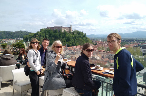 Ljudje na Nebotičniku, v ozadju pogled na Ljubljanski grad.