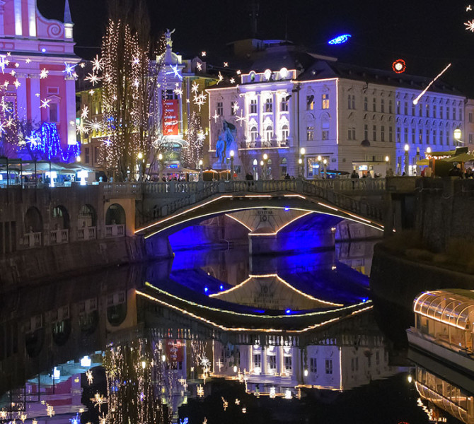 Piazza Prešeren, il Triplo Ponte e gli alberi decorati a festa.