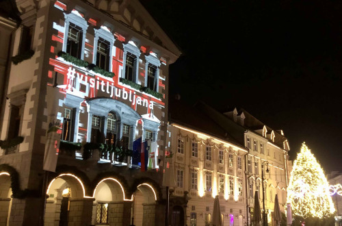 Zunanjost Mestne hiše v prednovoletnem času.