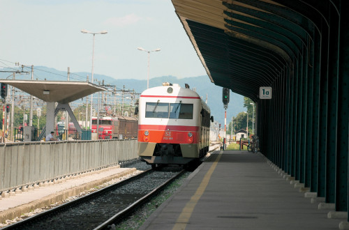 Vlak na železniški postaji.