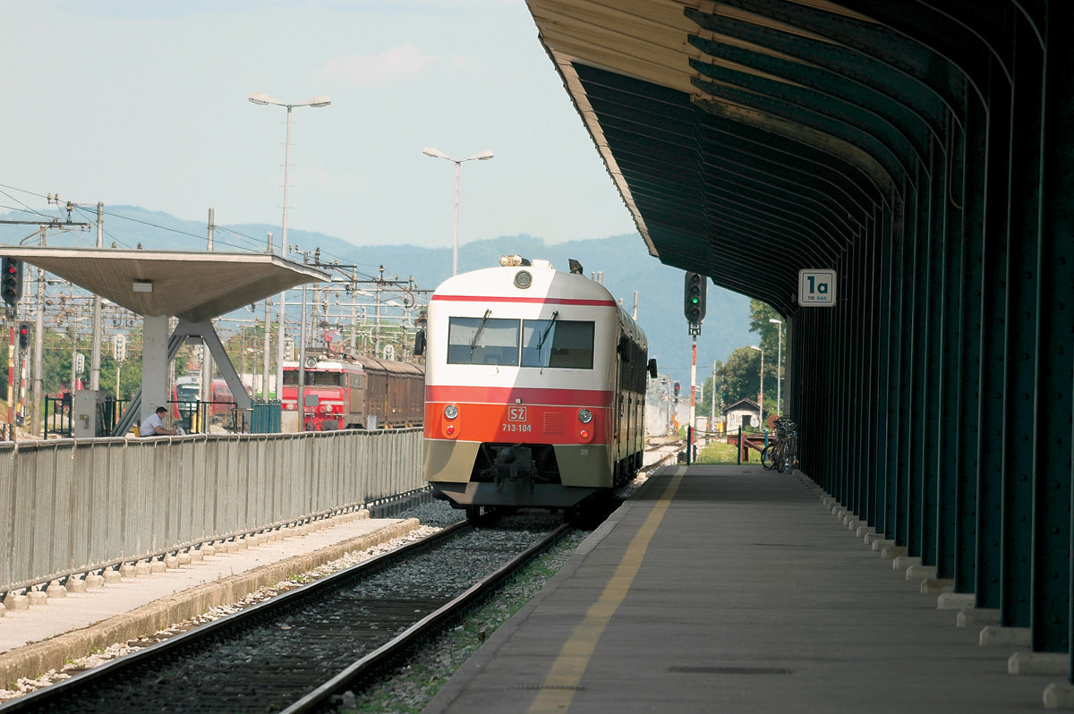 Vlak na železniški postaji.