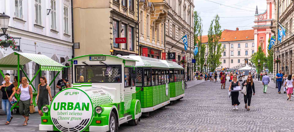 Vlakec Urban na začetni postaji na Stritarjevi ulici.