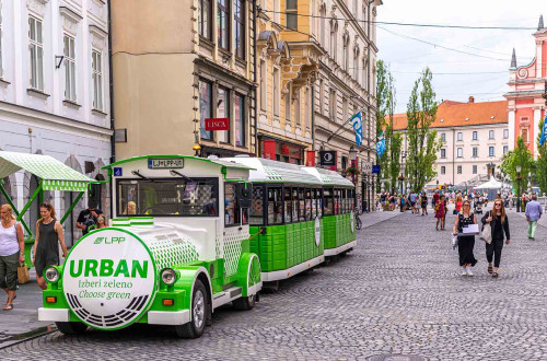 Vlakec Urban na začetni postaji na Stritarjevi ulici.