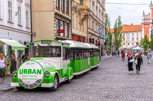 Električni vlakec Urban na Stritarjevi ulici.