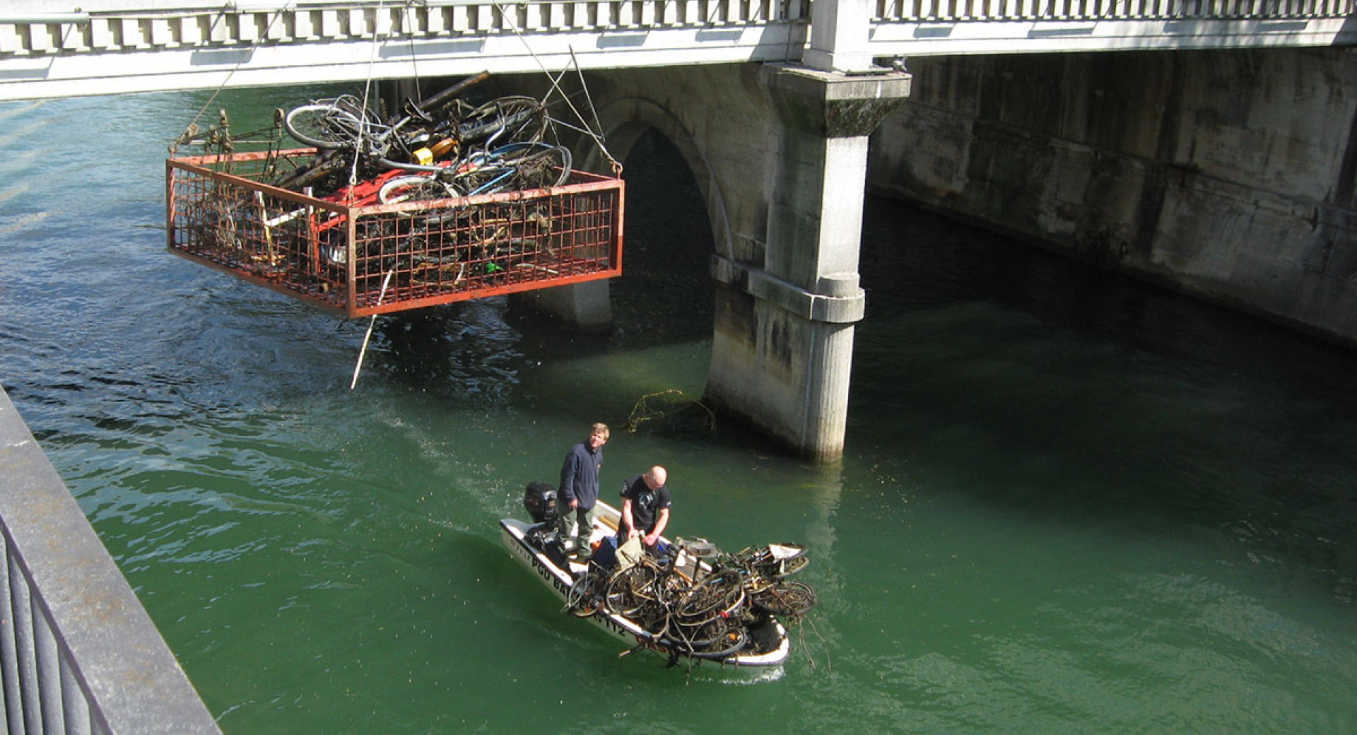 Čiščenje smeti iz Ljubljanice.