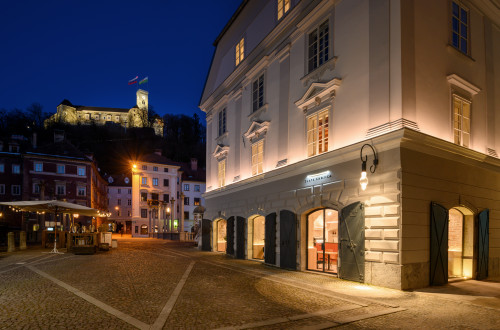 Zunanjost hotela. Večerni pogled na Ljubljanski grad.
