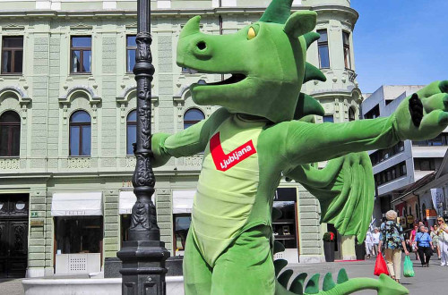 Maskota zmajček na Prešernovem trgu.