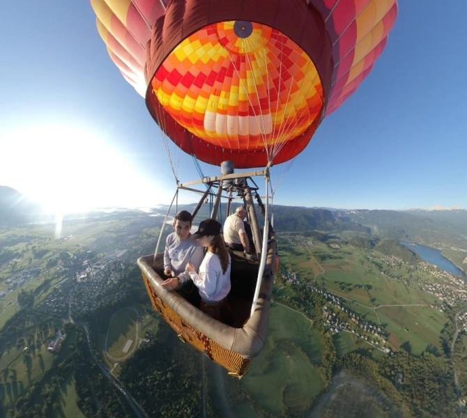 Tre persone nella cesta di una mongolfiera sopra Bled.