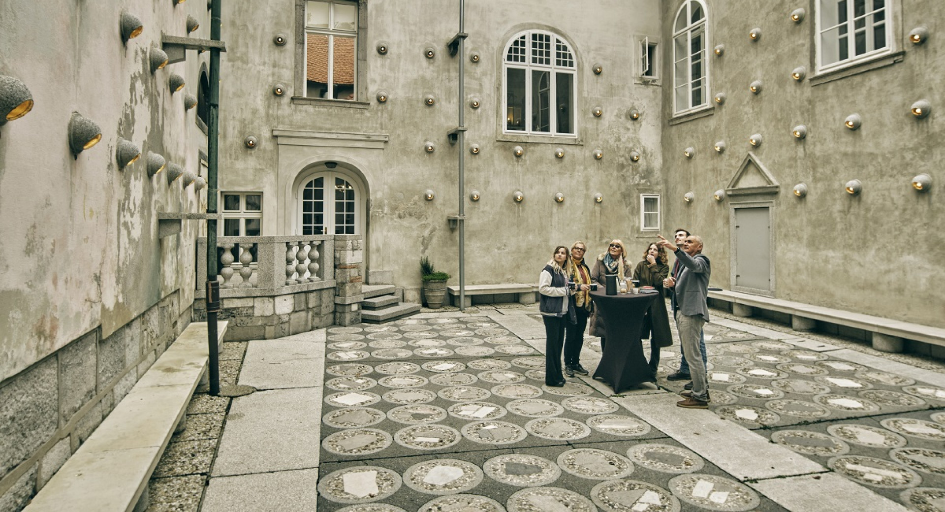 Notranji atrij Plecnikove hise v belem kamnu.