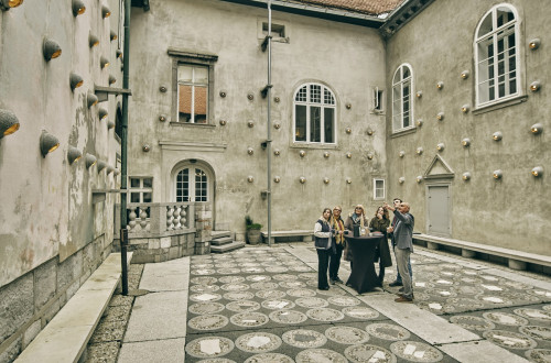 Notranji atrij Plecnikove hise v belem kamnu.