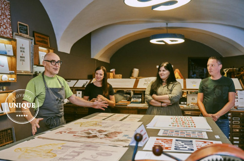 Participants of the printing workshop are getting acquainted with the printing process.