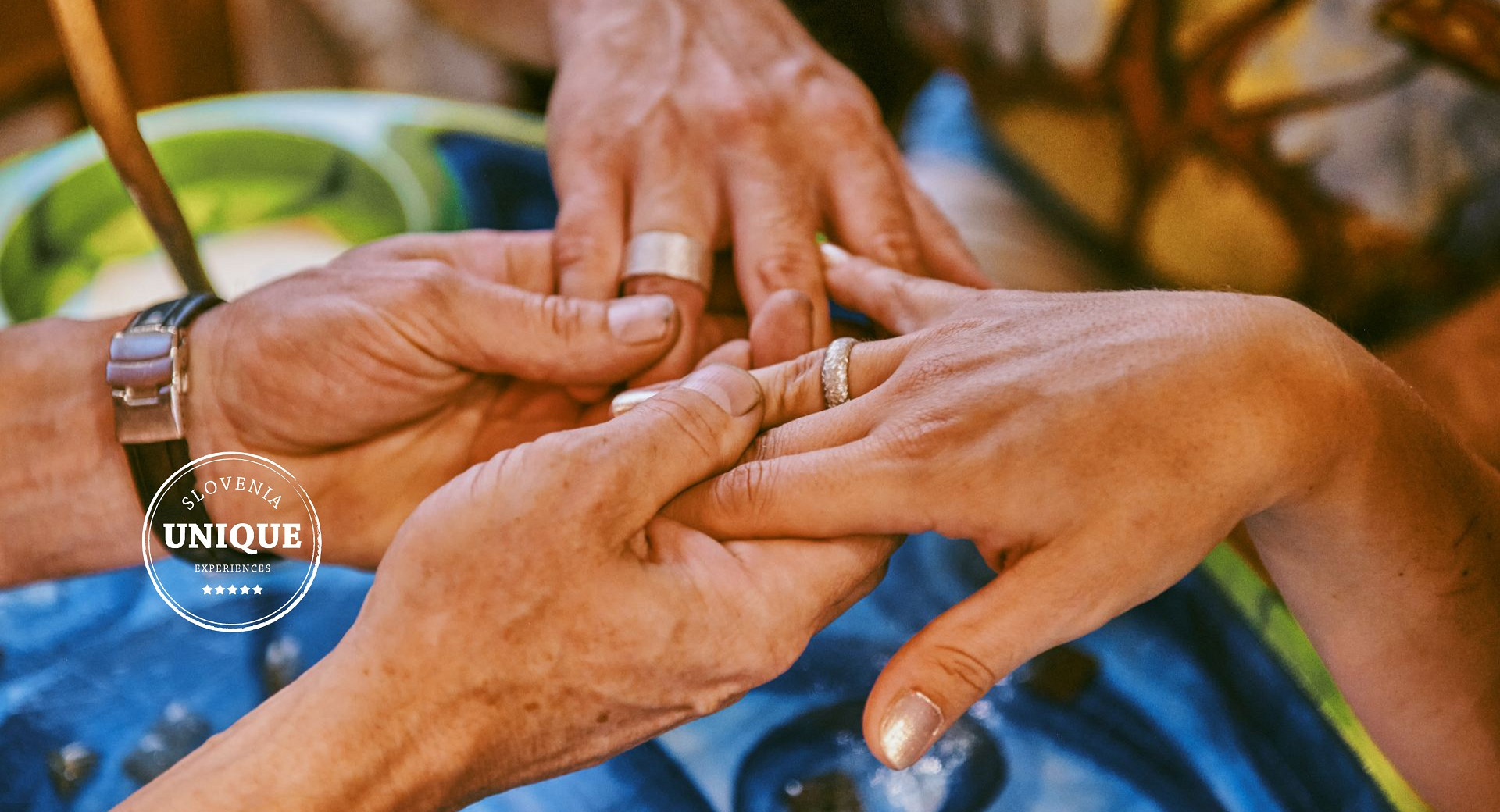 Due paia di mani con anelli artigianali.