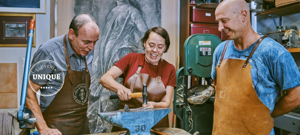 Oblikovanje kovinske plosce v zlatarski delavnici.