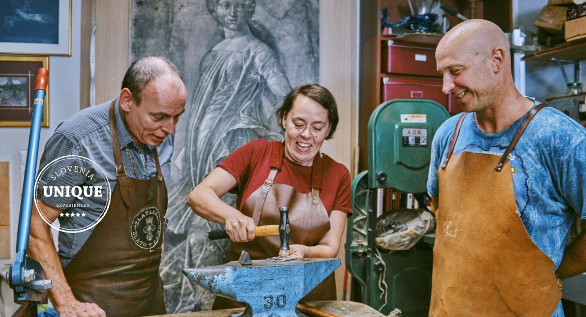 Formung einer Metallplatte in einer Goldschmiedewerkstatt.