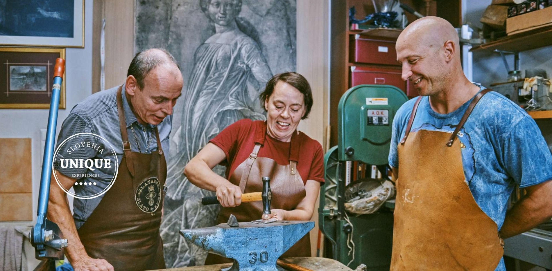 Oblikovanje kovinske plosce v zlatarski delavnici.